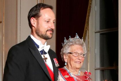 King Haakon takes on emotional role at Princess Astrid’s final farewell