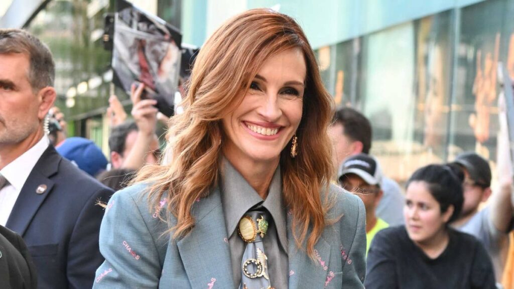 Julia Roberts’ towering son Phinnaeus sports his mom’s signature smile in ultra-rare solo public outing