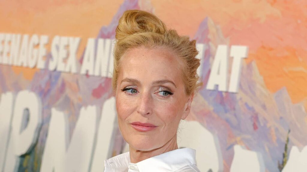 X-Files star Gillian Anderson looks younger than ever in ethereal floral look