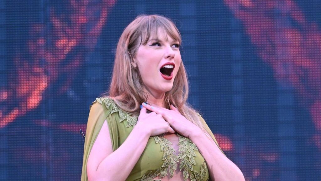 Taylor Swift’s green floaty gown leaves fans saying the same thing