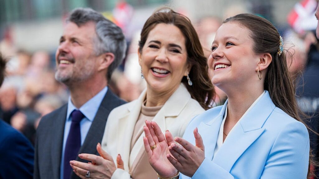 Princess Isabella skips her army pay with Frederik and Mary to cover her costs