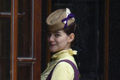 Suri Cruise makes her acting debut in Scotland, following in Katie Holmes and Tom Cruise’s footsteps