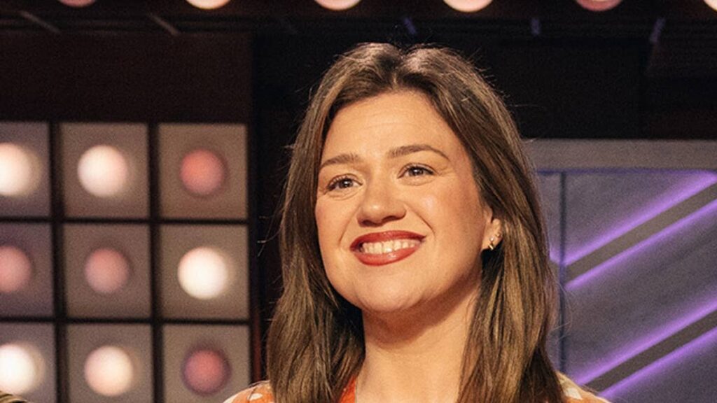 Kelly Clarkson’s pre-teen daughter River is as tall as she is in rare family photo from talk show finale