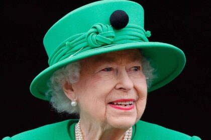 Queen Elizabeth II’s unexpected reaction after a phone call interrupted her mid-meeting