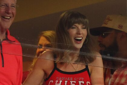 Taylor Swift puts her wedding ring on full display for husband Travis Kelce’s latest Chiefs game