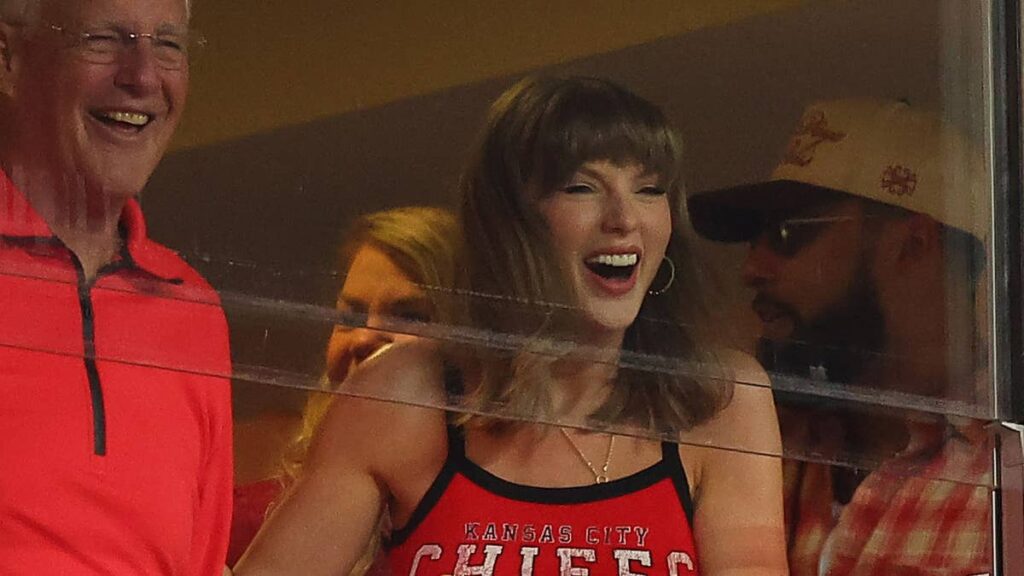 Taylor Swift puts her wedding ring on full display for husband Travis Kelce’s latest Chiefs game