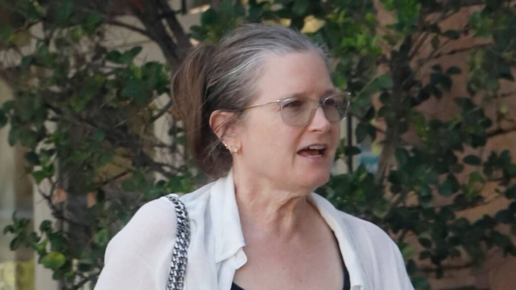Bridget Fonda looks worlds away from ’90s stardom in slimming black ensemble