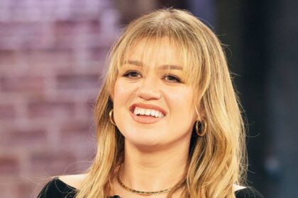 Kelly Clarkson suffers revealing wardrobe mishap on stage: ‘There’s my boobs’