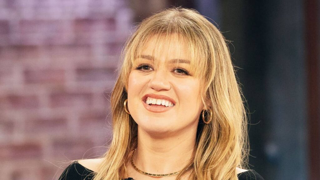 Kelly Clarkson suffers revealing wardrobe mishap on stage: ‘There’s my boobs’