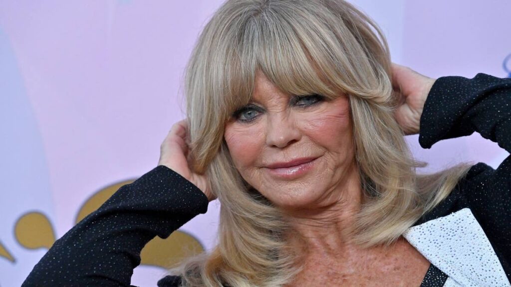 Goldie Hawn’s gorgeous family enjoy beach vacation in Italy in stunning photos