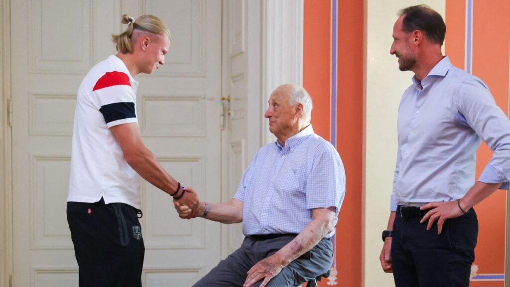 Erling Haaland’s emotional farewell to King Harald V