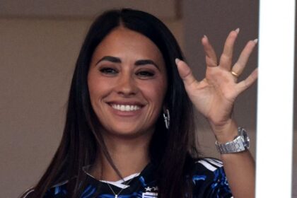 Antonela Roccuzzo shows off her toned abs as she enjoys summer after the World Cup