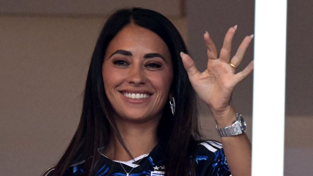 Antonela Roccuzzo shows off her toned abs as she enjoys summer after the World Cup