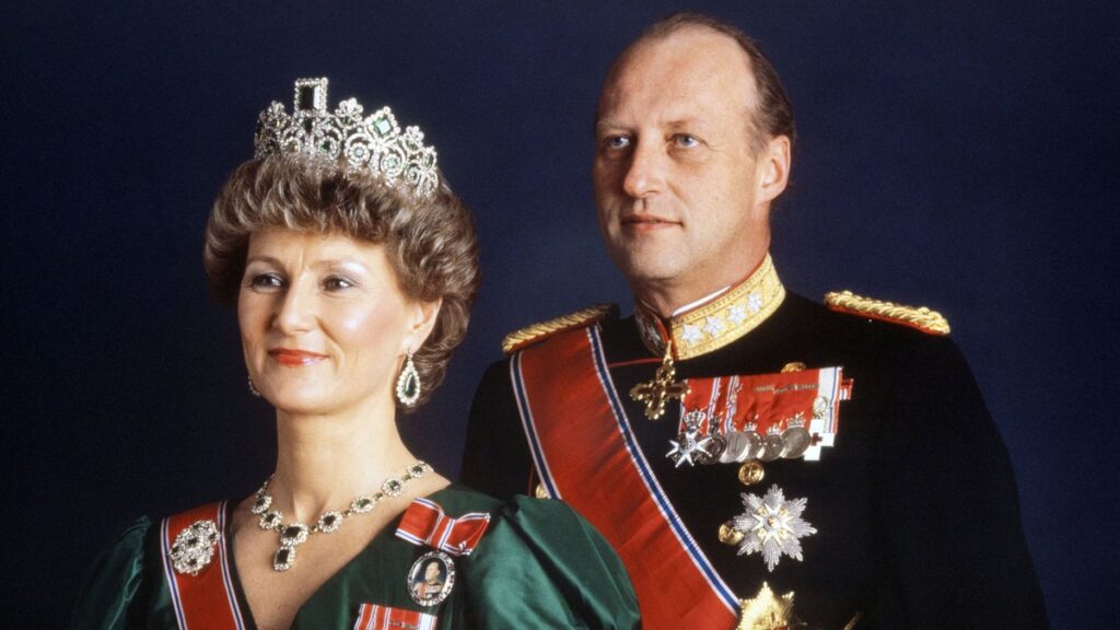 King Harald’s rare childhood photos reveal a centuries-old royal tradition still preserved today