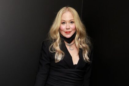 Christina Applegate reveals a brand-new style following a four-month stay in the hospital