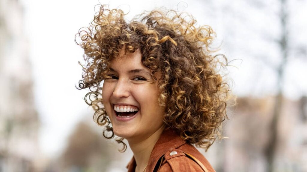 The 5-second hairstylist’s trick to revive frizzy overnight curls without washing