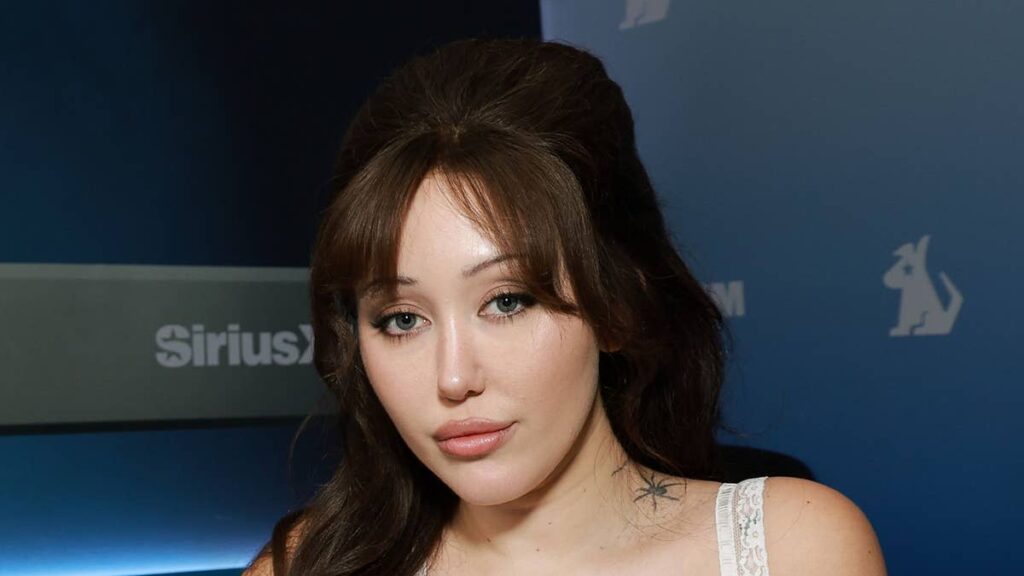 Noah Cyrus flaunts curvy figure in string bikini during overseas trip