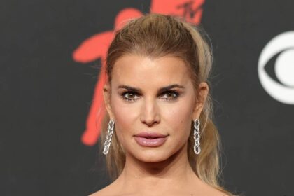 Jessica Simpson soaks up the sun in plunging bikini photo: ‘Never looked better’