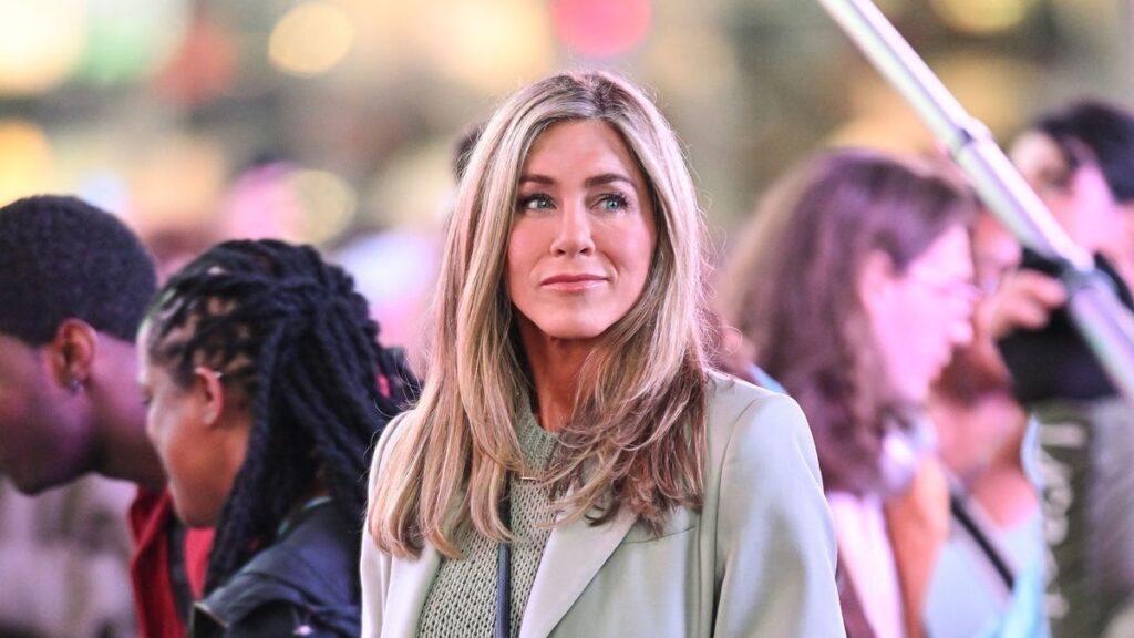 Jennifer Aniston’s friends reportedly have concerns about boyfriend Jim Curtis