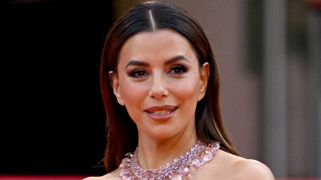 Eva Longoria shows off toned figure in red-hot bikini