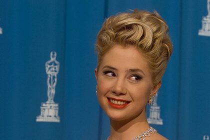 ’90s star Mira Sorvino looks ageless decades after Romy and Michele’s High School Reunion as she turns 59