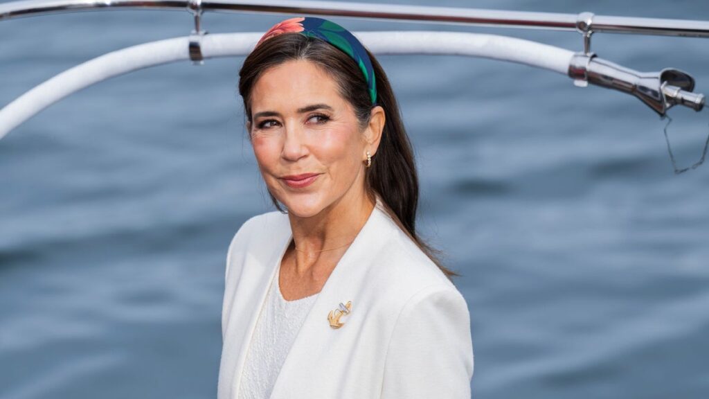 Queen Mary of Denmark’s unscripted moment with Aussie tourists as she bids farewell to the Royal Yacht Dannebrog