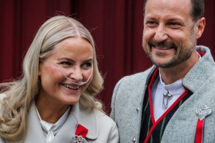 King Haakon’s surprise supermarket run delights shoppers in rural Norway