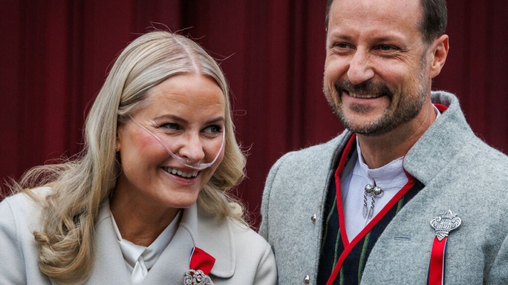 King Haakon’s surprise supermarket run delights shoppers in rural Norway