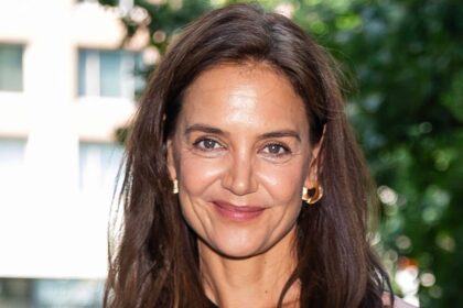 Watch Katie Holmes take over the opera as she lets loose on stage