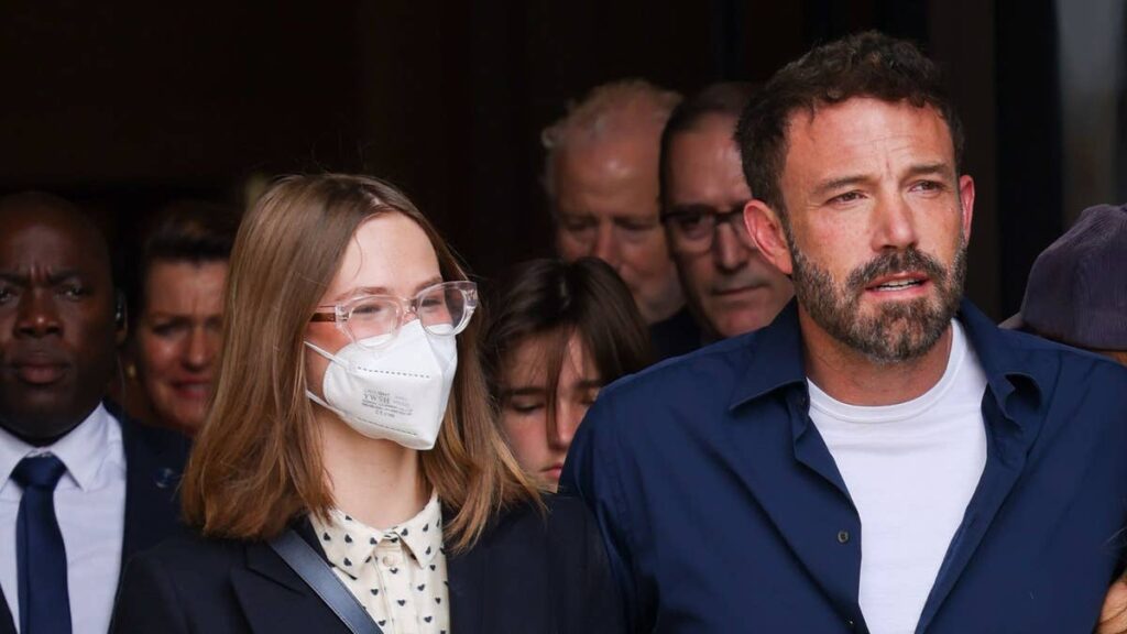 Ben Affleck’s rarely-seen daughter Violet is her mom’s double in stylish outing