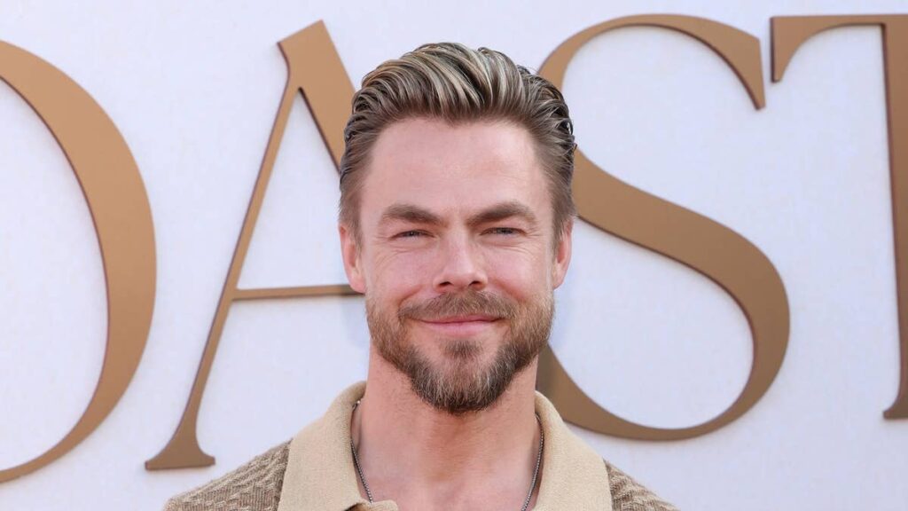 Derek Hough, 41, looks absolutely ripped in new shirtless photo