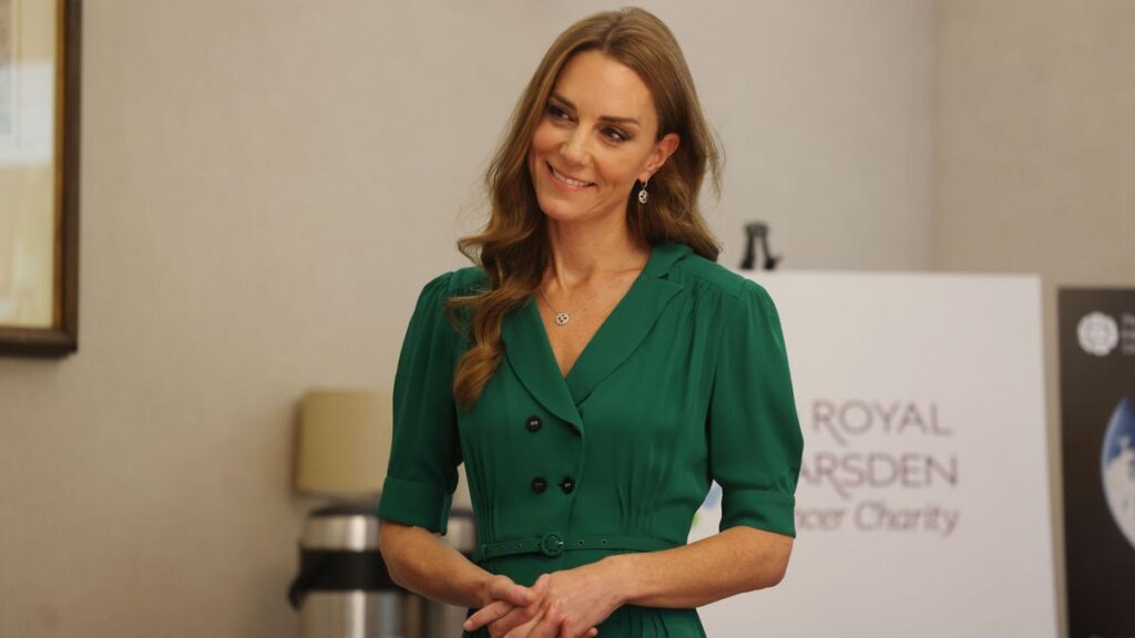 Kate Middleton returns to hospital where she received cancer treatment in elegant green dress