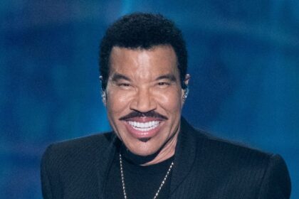 Lionel Richie hospitalized in ICU after needing a chair again during concert