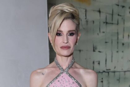 Kelly Osbourne is almost unrecognizable with her darkest hair transformation yet – and till you see the style