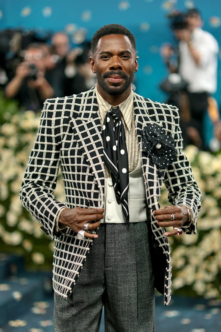 Domingo took off his cape to reveal a striking monochrome look.
